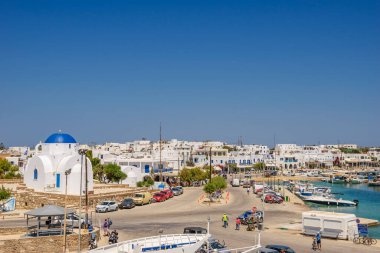 Antiparos Adası, Yunanistan - Haziran 2017: Tekne limana yaklaşırken Antiparos adasına giden güzel deniz manzarası. Yunanistan 'da Antiparos adası, Kiklad, Yunanistan' da panoramik yaz manzarası