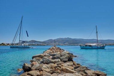 Antiparos Adası, Yunanistan - Haziran 2017: Tekne limana yaklaşırken Antiparos adasına giden güzel deniz manzarası. Yunanistan 'da Antiparos adası, Kiklad, Yunanistan' da panoramik yaz manzarası