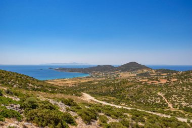 Antiparos adasının girişinden Yunanistan 'ın Kiklad kentindeki Ege Denizi' ne doğru ikonik hava manzarası