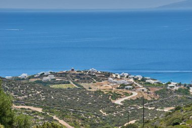 Antiparos adasının girişinden Yunanistan 'ın Kiklad kentindeki Ege Denizi' ne doğru ikonik hava manzarası