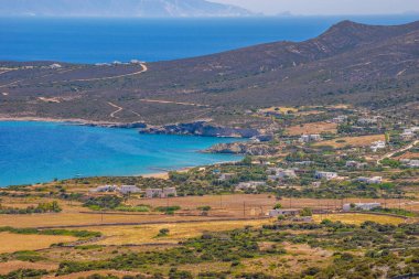 Antiparos adasının girişinden Yunanistan 'ın Kiklad kentindeki Ege Denizi' ne doğru ikonik hava manzarası