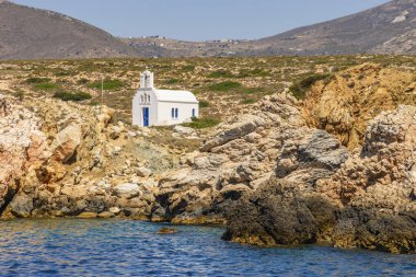 Yunanistan 'ın Kiklad adasındaki Paros adasında deniz kenarında yer alan tipik bir Yunan ortodoks şapelinin manzarası