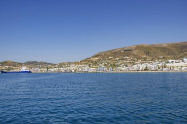 Paros Adası, Yunanistan - Haziran 2017: Paros adası etrafında gezinen güzel deniz manzarası. Yunanistan 'da Paros, Cyclades, Yunanistan' da panoramik yaz manzarası