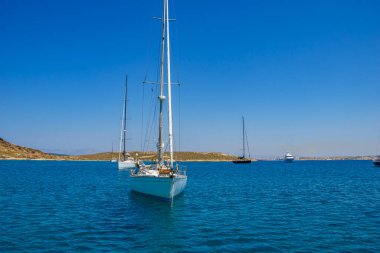 Yunanistan 'ın Kiklad adasındaki ünlü Monastiri plajı yakınlarındaki güzel yaz manzarası.