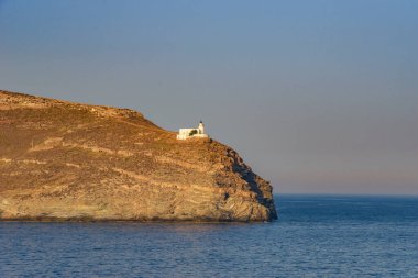 Yunanistan 'ın Kea Adası' nın güneyindeki Tamelos Burnu 'nda yer alan Deniz feneri yakınlarındaki deniz manzarası