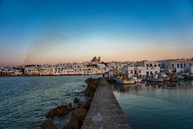 Yunanistan 'ın Kiklad adasının Paros adasındaki güzel sahil köyü Naousa' nın ikonik manzarası, yaz dönemi boyunca