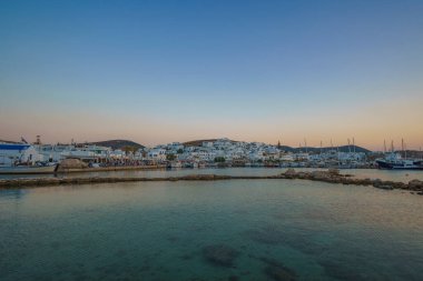 Yunanistan 'ın Kiklad adasının Paros adasındaki güzel sahil köyü Naousa' nın ikonik manzarası, yaz dönemi boyunca
