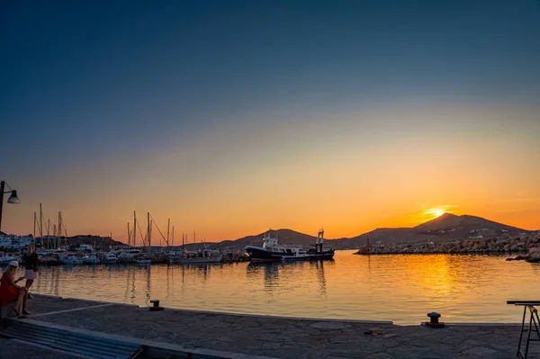夏の間 ギリシャのキュクラデス島パロス島のナウサの絵のような海辺の村からの象徴的な景色 — ストック写真