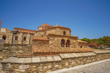 PARIKIA -GREECE, Haziran 2017: Panagia Ekatontapyliani veya 100 Kapılı Kilise, Yunanistan 'ın Kiklad kentindeki Paros adasındaki Parikia kasabasında bulunan ünlü bir Bizans kilise kompleksi.