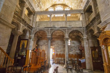 PARIKIA -GREECE, Haziran 2017: Panagia Ekatontapyliani veya 100 Kapılı Kilise, Yunanistan 'ın Kiklad kentindeki Paros adasındaki Parikia kasabasında bulunan ünlü bir Bizans kilise kompleksi.