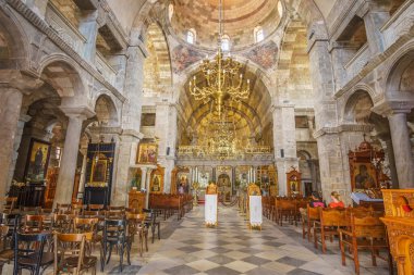PARIKIA -GREECE, Haziran 2017: Panagia Ekatontapyliani veya 100 Kapılı Kilise, Yunanistan 'ın Kiklad kentindeki Paros adasındaki Parikia kasabasında bulunan ünlü bir Bizans kilise kompleksi.