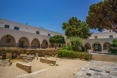 PARIKIA -GREECE, Haziran 2017: Panagia Ekatontapyliani veya 100 Kapılı Kilise, Yunanistan 'ın Kiklad kentindeki Paros adasındaki Parikia kasabasında bulunan ünlü bir Bizans kilise kompleksi.