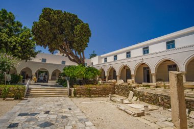 PARIKIA -GREECE, Haziran 2017: Panagia Ekatontapyliani veya 100 Kapılı Kilise, Yunanistan 'ın Kiklad kentindeki Paros adasındaki Parikia kasabasında bulunan ünlü bir Bizans kilise kompleksi.