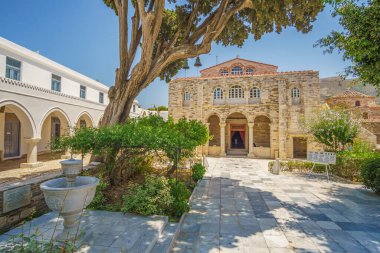 PARIKIA -GREECE, Haziran 2017: Panagia Ekatontapyliani veya 100 Kapılı Kilise, Yunanistan 'ın Kiklad kentindeki Paros adasındaki Parikia kasabasında bulunan ünlü bir Bizans kilise kompleksi.