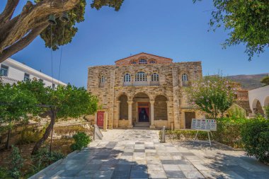 PARIKIA -GREECE, Haziran 2017: Panagia Ekatontapyliani veya 100 Kapılı Kilise, Yunanistan 'ın Kiklad kentindeki Paros adasındaki Parikia kasabasında bulunan ünlü bir Bizans kilise kompleksi.