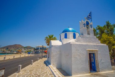 PARIKIA - GREECE, HAZİRAN 2017: Parikia köyündeki tipik ortodoks kilisesi. Paros Adası, Kiklad, Yunanistan.