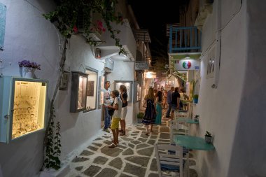 PAROS, CYCLADES, GREECE - HAZİRAN 2017: Yunanistan 'ın Paros adasında, Kiklad adasında, deniz kenarındaki güzel bir köy olan Naousa' da yürürken gece görüşü