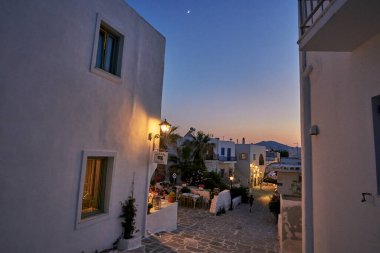 PAROS, CYCLADES, GREECE - HAZİRAN 2017: Yunanistan 'ın Paros adasında, Kiklad adasında, deniz kenarındaki güzel bir köy olan Naousa' da yürürken gece görüşü