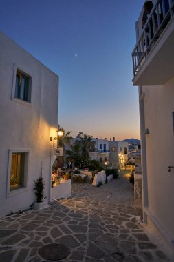 PAROS, CYCLADES, GREECE - HAZİRAN 2017: Yunanistan 'ın Paros adasında, Kiklad adasında, deniz kenarındaki güzel bir köy olan Naousa' da yürürken gece görüşü