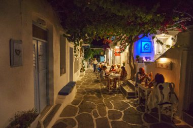 PAROS, CYCLADES, GREECE - HAZİRAN 2017: Yunanistan 'ın Paros adasında, Kiklad adasında, deniz kenarındaki güzel bir köy olan Naousa' da yürürken gece görüşü