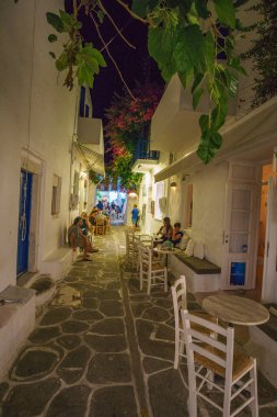 PAROS, CYCLADES, GREECE - HAZİRAN 2017: Yunanistan 'ın Paros adasında, Kiklad adasında, deniz kenarındaki güzel bir köy olan Naousa' da yürürken gece görüşü