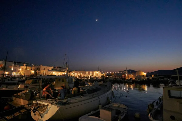 Paros Cyclades ギリシャ 2017年6月 夏の間 ギリシャのキュクラデス島のパロス島の絵のように美しい海辺の村ナウサを歩いている間の夜景 — ストック写真