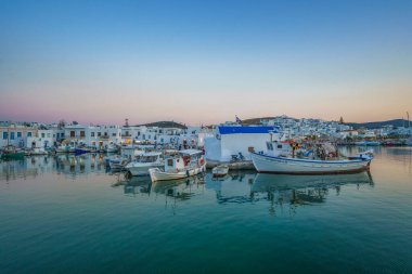PAROS, CYCLADES, GREECE - HAZİRAN 2018: Yunanistan 'ın Kiklad adasındaki Naousa adasının ikonik manzarası