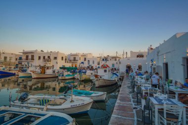 PAROS, CYCLADES, GREECE - HAZİRAN 2018: Yunanistan 'ın Kiklad adasındaki Naousa adasının ikonik manzarası