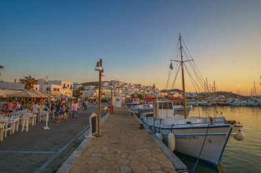 PAROS, CYCLADES, GREECE - HAZİRAN 2018: Yunanistan 'ın Kiklad adasındaki Naousa adasının ikonik manzarası