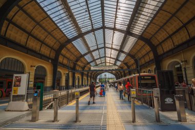 PIRAEUS, ATTICA, GREECE- Temmuz 2017. Pire limanındaki tarihi tren (& metro) istasyonunda. Atina, Yunanistan yakınlarındaki Pire kentinde gezginlerin ve vatandaşların trafiğine sahip şehir manzarası