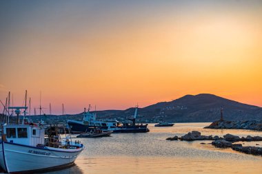 PAROS, CYCLADES, GREECE - HAZİRAN 2018: Yunanistan 'ın Kiklad adasındaki Naousa adasının ikonik manzarası
