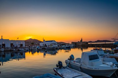 PAROS, CYCLADES, GREECE - HAZİRAN 2018: Yunanistan 'ın Kiklad adasındaki Naousa adasının ikonik manzarası