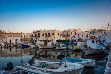 PAROS, CYCLADES, GREECE - HAZİRAN 2018: Yunanistan 'ın Kiklad adasındaki Naousa adasının ikonik manzarası