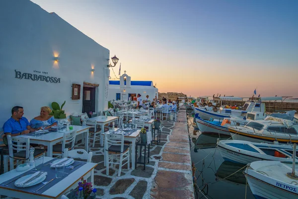 Paros Cyclades ギリシャ 2018年6月 夏の間 ギリシャのキュクラデス島のパロス島にある美しい海辺の村ナウサからの象徴的な景色 — ストック写真