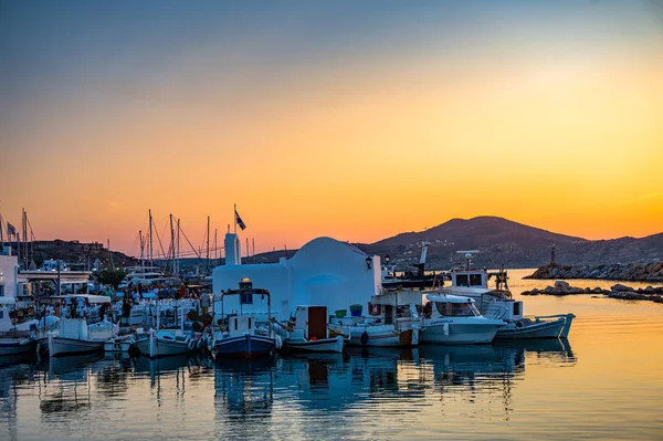 PAROS, CYCLADES, GREECE - HAZİRAN 2018: Yunanistan 'ın Kiklad adasındaki Naousa adasının ikonik manzarası