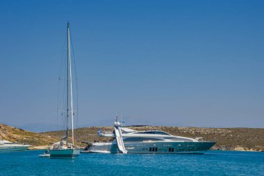 PAROS - GREECE, HAZİRAN 2017: Yunanistan 'ın Kiklad kentindeki Paros adasındaki ünlü Manastır plajı yakınlarındaki güzel yaz manzarası.