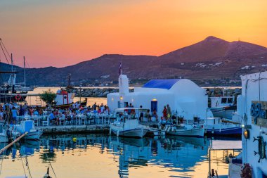 PAROS, CYCLADES, GREECE - HAZİRAN 2018: Yunanistan 'ın Kiklad adasındaki Naousa adasının ikonik manzarası