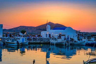 PAROS, CYCLADES, GREECE - HAZİRAN 2018: Yunanistan 'ın Kiklad adasındaki Naousa adasının ikonik manzarası