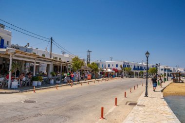 Antiparos Adası, Yunanistan - Haziran 2017: Tekne limana yaklaşırken Antiparos adasına giden güzel deniz manzarası. Yunanistan 'da Antiparos adası, Kiklad, Yunanistan' da panoramik yaz manzarası
