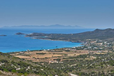 Antiparos adasının girişinden Yunanistan 'ın Kiklad kentindeki Ege Denizi' ne doğru ikonik hava manzarası