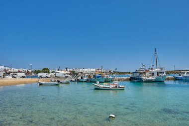 Antiparos Adası, Yunanistan - Haziran 2017: Tekne limana yaklaşırken Antiparos adasına giden güzel deniz manzarası. Yunanistan 'da Antiparos adası, Kiklad, Yunanistan' da panoramik yaz manzarası