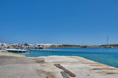 Antiparos Adası, Yunanistan - Haziran 2017: Tekne limana yaklaşırken Antiparos adasına giden güzel deniz manzarası. Yunanistan 'da Antiparos adası, Kiklad, Yunanistan' da panoramik yaz manzarası