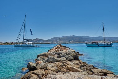 Antiparos Adası, Yunanistan - Haziran 2017: Tekne limana yaklaşırken Antiparos adasına giden güzel deniz manzarası. Yunanistan 'da Antiparos adası, Kiklad, Yunanistan' da panoramik yaz manzarası