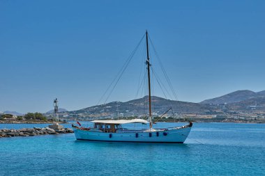 Antiparos Adası, Yunanistan - Haziran 2017: Tekne limana yaklaşırken Antiparos adasına giden güzel deniz manzarası. Yunanistan 'da Antiparos adası, Kiklad, Yunanistan' da panoramik yaz manzarası