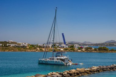 Antiparos Adası, Yunanistan - Haziran 2017: Tekne limana yaklaşırken Antiparos adasına giden güzel deniz manzarası. Yunanistan 'da Antiparos adası, Kiklad, Yunanistan' da panoramik yaz manzarası