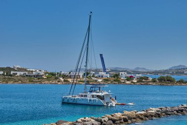 Antiparos Adası, Yunanistan - Haziran 2017: Tekne limana yaklaşırken Antiparos adasına giden güzel deniz manzarası. Yunanistan 'da Antiparos adası, Kiklad, Yunanistan' da panoramik yaz manzarası