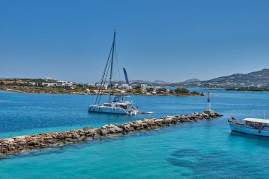 Antiparos Adası, Yunanistan - Haziran 2017: Tekne limana yaklaşırken Antiparos adasına giden güzel deniz manzarası. Yunanistan 'da Antiparos adası, Kiklad, Yunanistan' da panoramik yaz manzarası