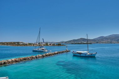 Antiparos Adası, Yunanistan - Haziran 2017: Tekne limana yaklaşırken Antiparos adasına giden güzel deniz manzarası. Yunanistan 'da Antiparos adası, Kiklad, Yunanistan' da panoramik yaz manzarası