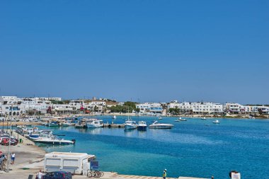 Antiparos Adası, Yunanistan - Haziran 2017: Tekne limana yaklaşırken Antiparos adasına giden güzel deniz manzarası. Yunanistan 'da Antiparos adası, Kiklad, Yunanistan' da panoramik yaz manzarası