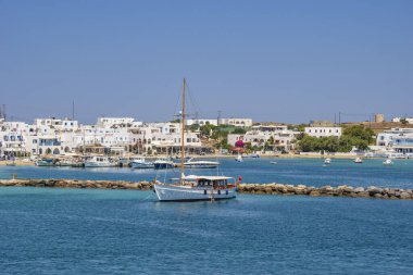 Antiparos Adası, Yunanistan - Haziran 2017: Tekne limana yaklaşırken Antiparos adasına giden güzel deniz manzarası. Yunanistan 'da Antiparos adası, Kiklad, Yunanistan' da panoramik yaz manzarası